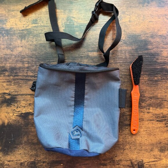 E9 Climbing/Bouldering Chalk Bag w/ Adjustable Strap & Chalk Brush | Navy/Black - Picture 9 of 10